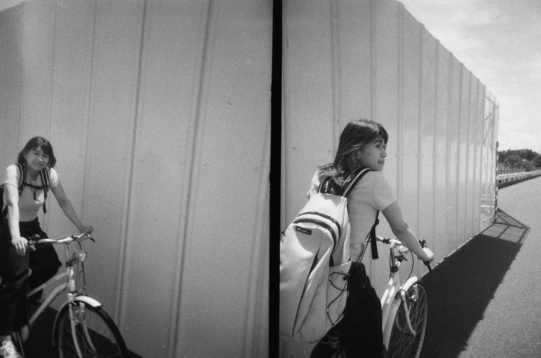 Lomography半格胶片相机拍摄的黑白骑行双联画